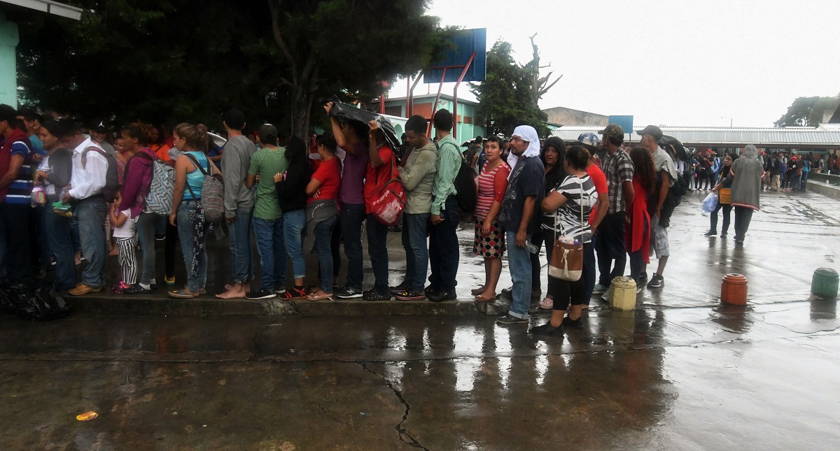 Regresan a Honduras 200 miembros de la caravana migrante