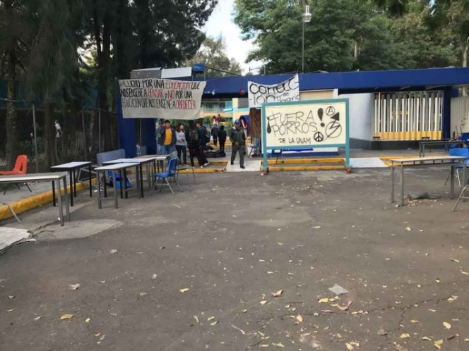 Estudiantes derriban barricadas en el CCH Azcapotzalco - cch-azcapotzalco-barricadas