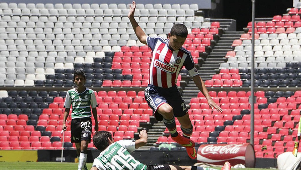 Jugador de Chivas entre los 60 talentos de futbol del mundo - chevy-martinez-1