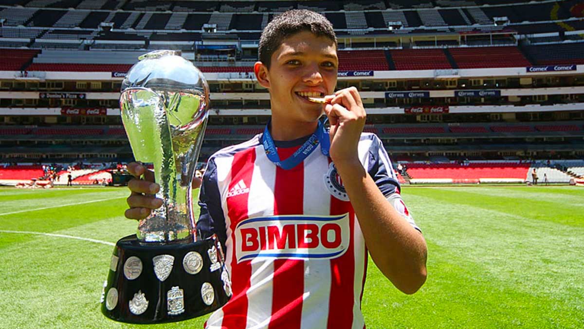 Jugador de Chivas entre los 60 talentos de futbol del mundo