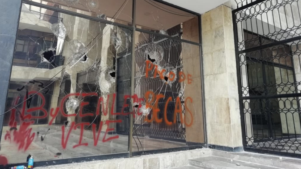 En Chiapas, vandalizan Congreso y trabajadores se van a paro