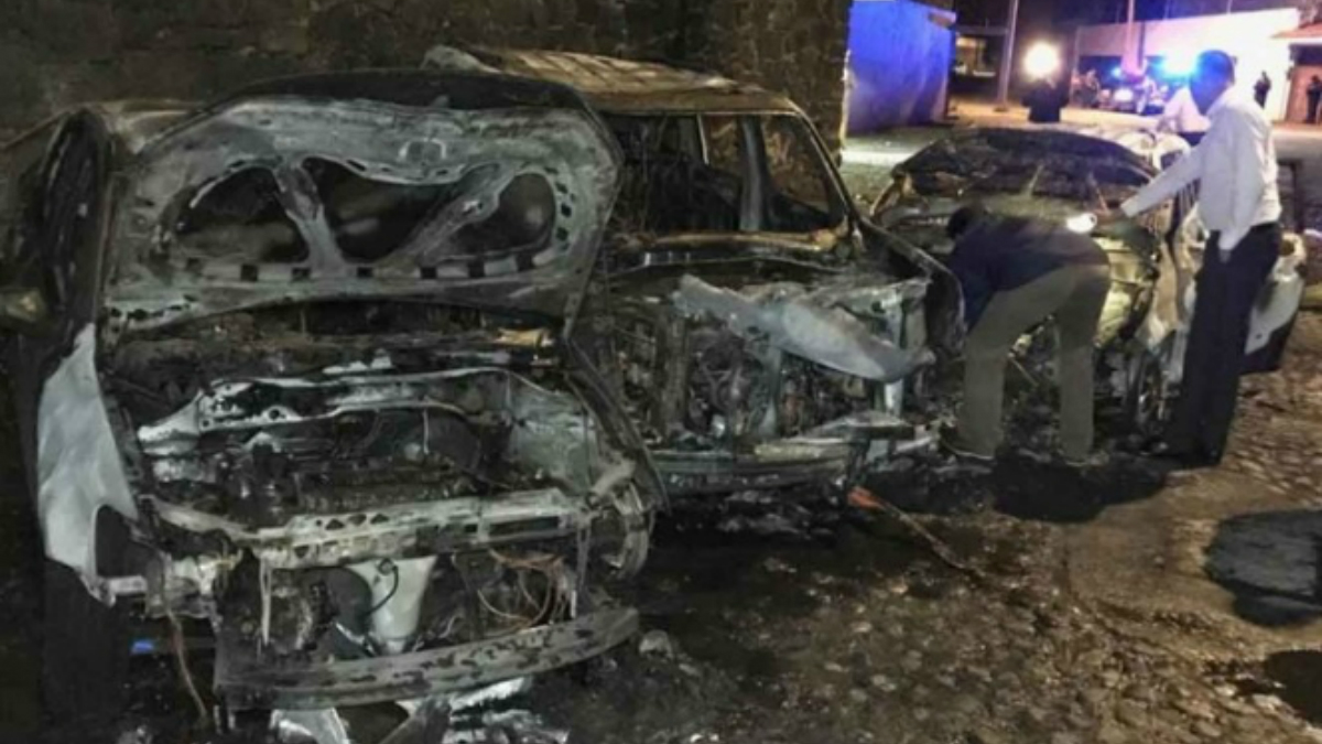 Choque en Jardines del Pedregal deja tres vehículos calcinados