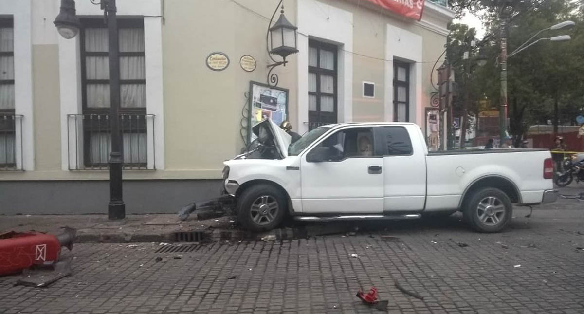 #Video Así chocó camioneta contra autos en Coyoacán #Video Así chocó camioneta contra autos en Coyoacán