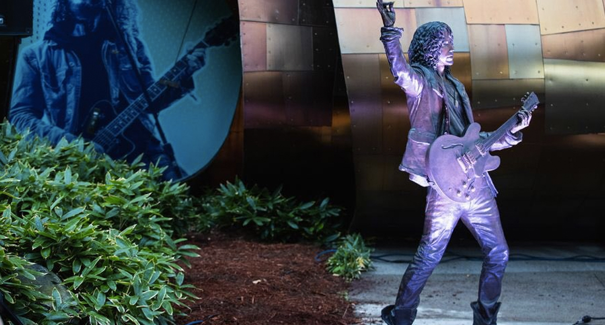 Develan estatua de bronce de Chris Cornell en Seattle
