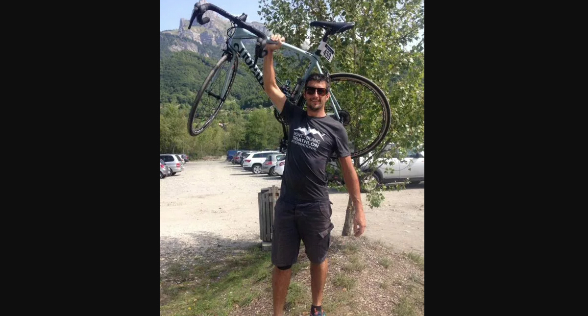 Ciclista muere tras ser confundido con un animal, su madre y hermana se alegran