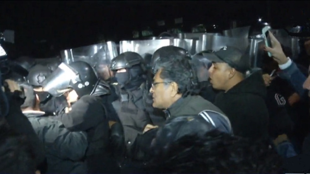 #Video Comerciantes y granaderos se enfrentan en la Basílica