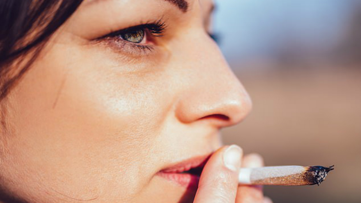 Fumar mariguana aumentaría el riesgo de sufrir infarto cerebral