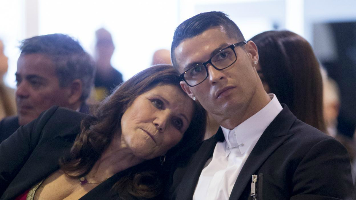 Madre de Cristiano Ronaldo pide apoyo para su hijo en redes sociales