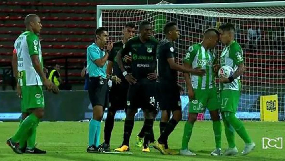#Video Expulsan a futbolista por golpear a compañero