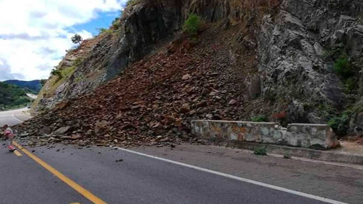 #Video Derrumbe en autopista de Oaxaca por lluvias