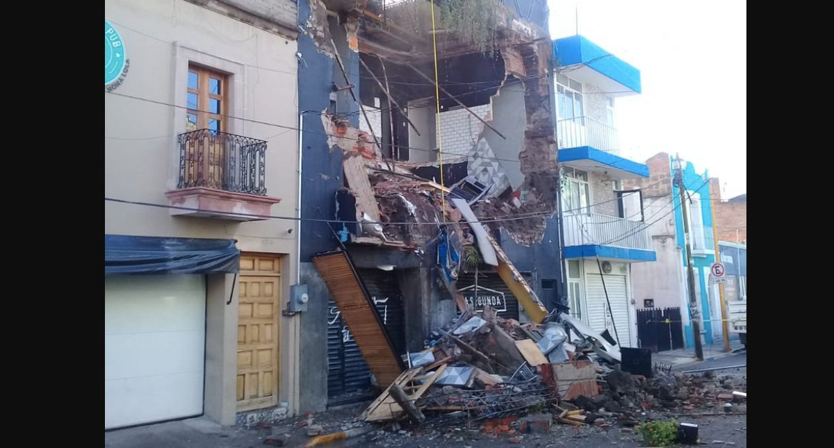 #Video Intensas lluvias provocan derrumbe de bar en Aguascalientes