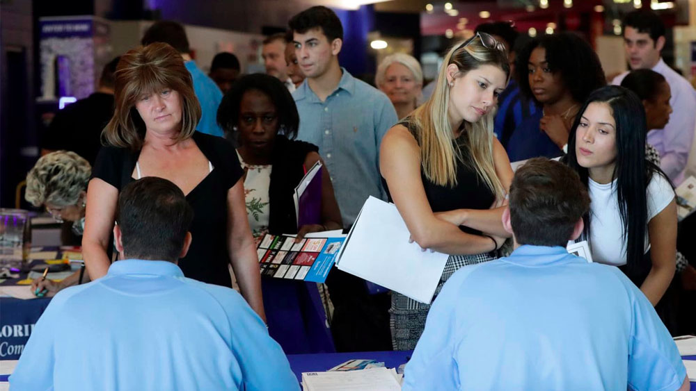 Desempleo en EE.UU. cae a su nivel más bajo en casi 50 años