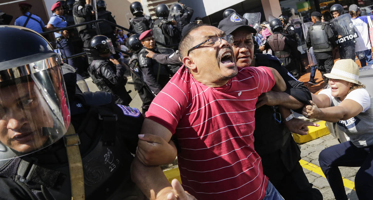 Reprimen protesta contra Daniel Ortega con bombas aturdidoras