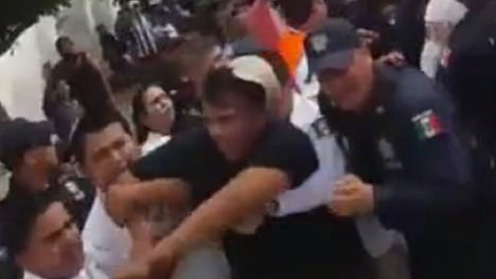 Detienen al activista Irineo Mujica en marcha a favor de migrantes