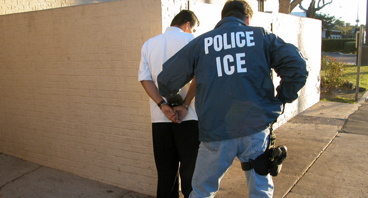 ICE libera a familias migrantes por falta de espacio