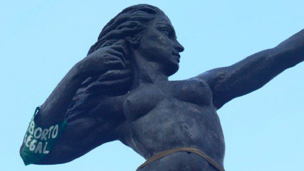 #Video Colocan brazalete en favor del aborto a la Diana Cazadora