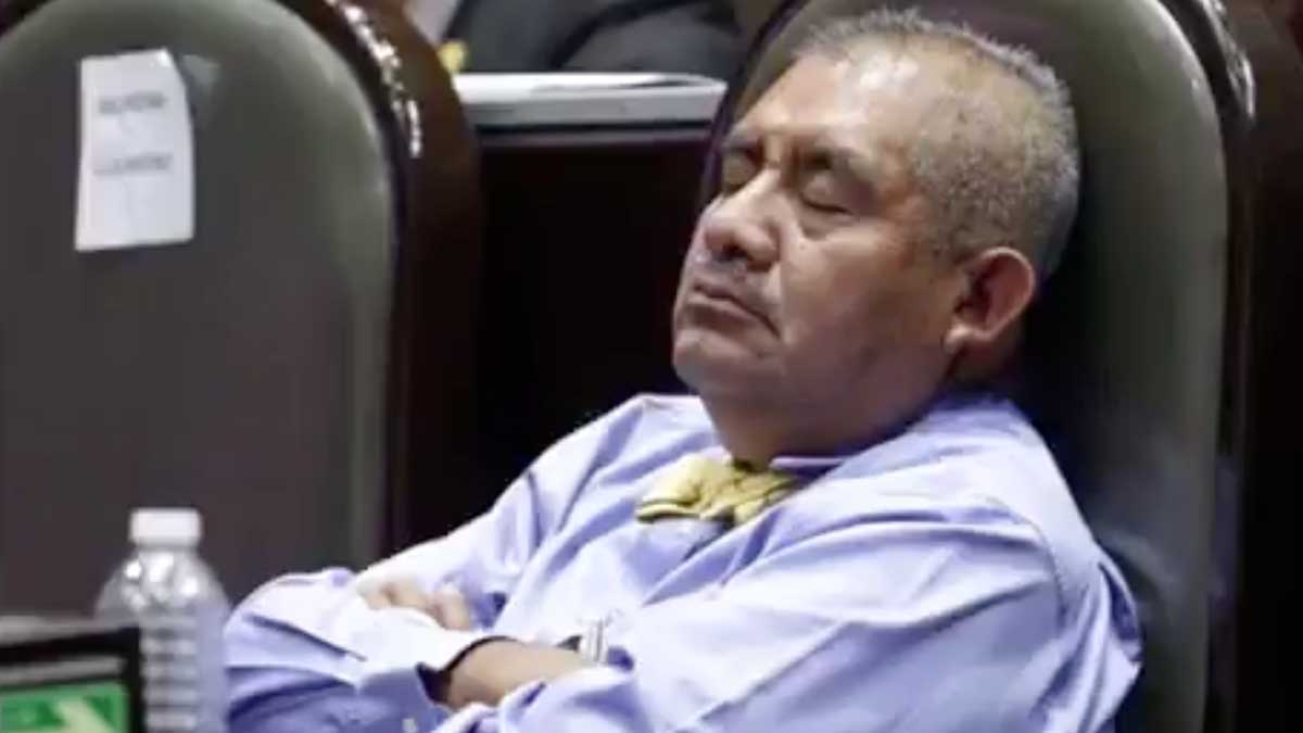 Diputado de Morena se disculpa por volver a dormirse en sesión