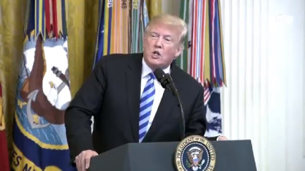 Donald Trump urge a demócratas cambiar leyes de migración