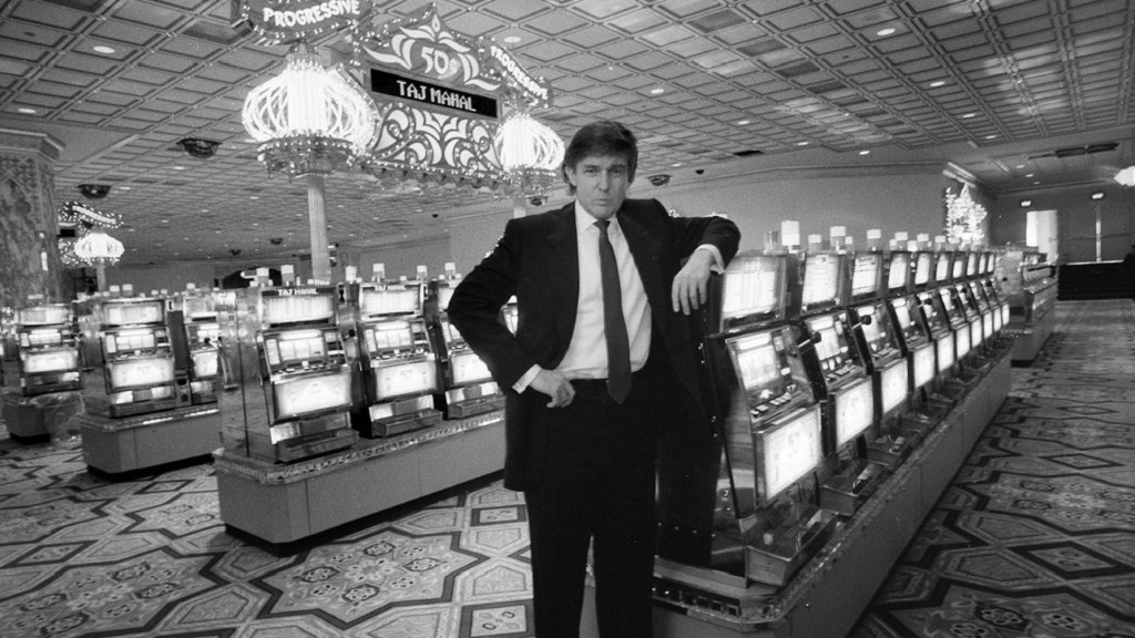 Trump arremete contra New York Times por acusación de evasión fiscal - donald-trump-en-el-casino-taj-mahal-de-atlantic-city-en-1980