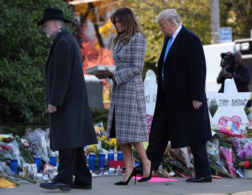 Trump visita la sinagoga de Pittsburgh tras ataque antisemita - donald-trump-homenajea-a-victimas-de-ataque-en-pittsburgh