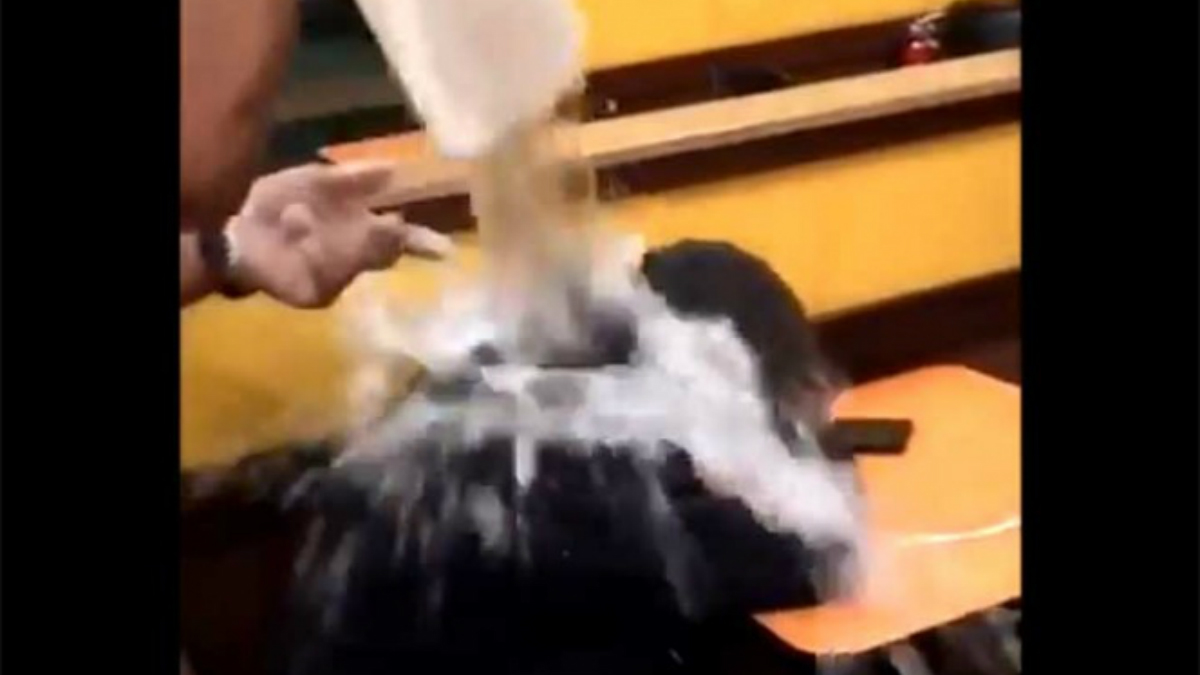 #Video Empleados de Dunkin’ Donuts lanzan agua a indigente dormido