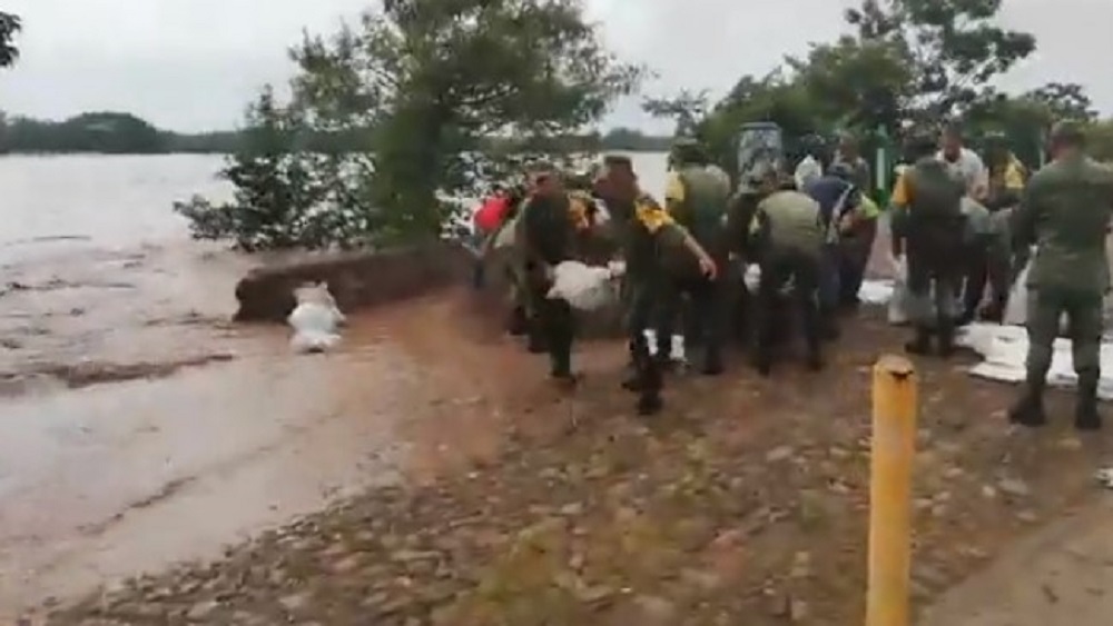 Desborda el río Acaponeta en Nayarit por Willa - ejercito-en-rio-acaponeta