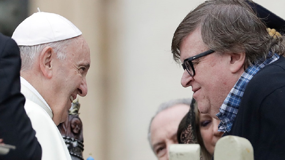 El cineasta Michael Moore conoce al papa Francisco