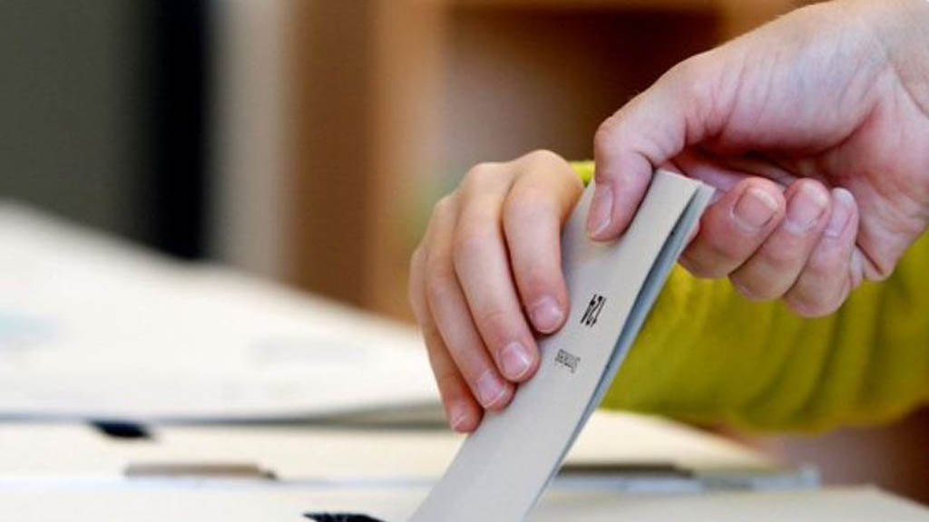 Aliados de Angela Merkel pierden mayoría absoluta en Baviera