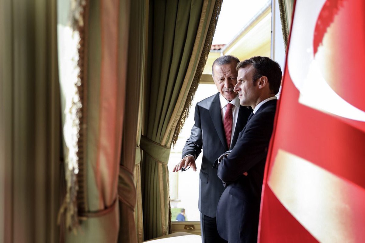 Macron toma vacaciones en medio de crisis