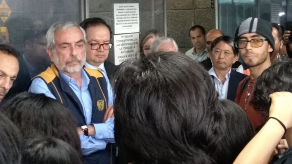 Rector Graue recibe pliego petitorio de estudiantes en plantón