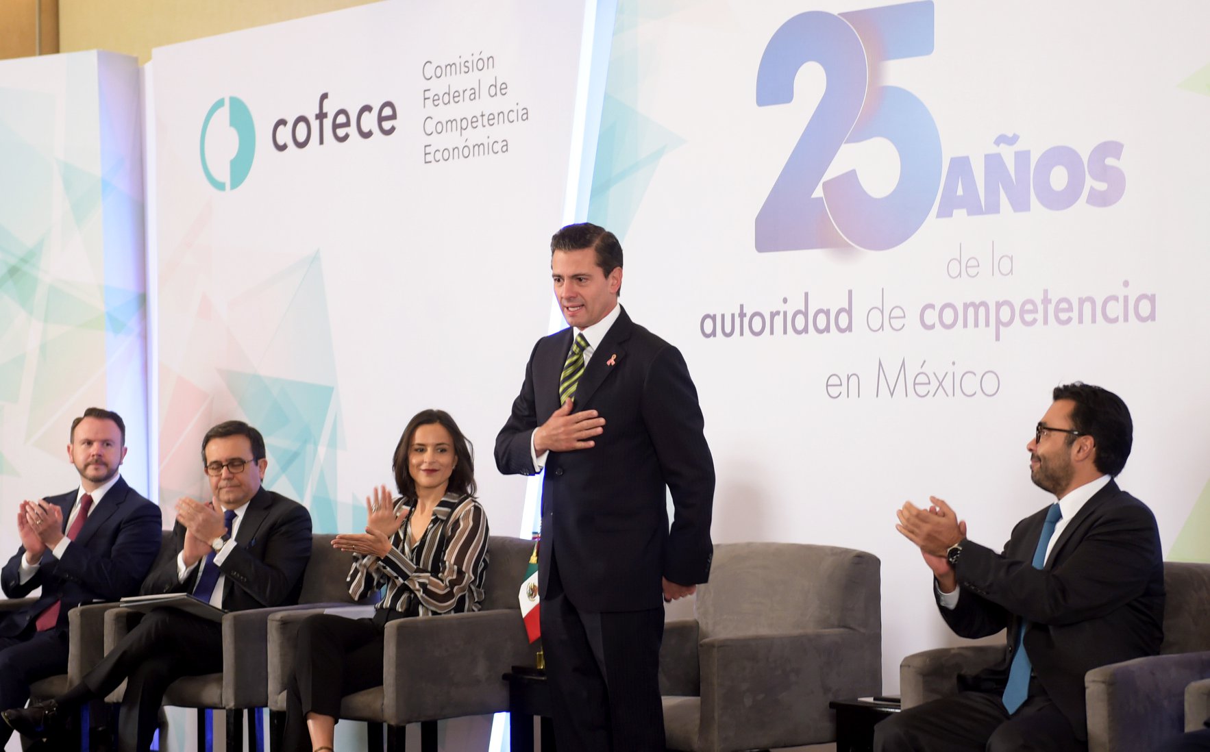 Destaca Peña Nieto política de competencia de México 