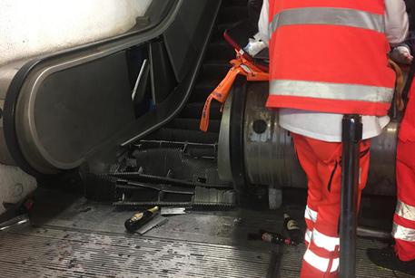 Varios heridos por fallo de escalera eléctrica en Roma - escalera-electrica-metro-ropa