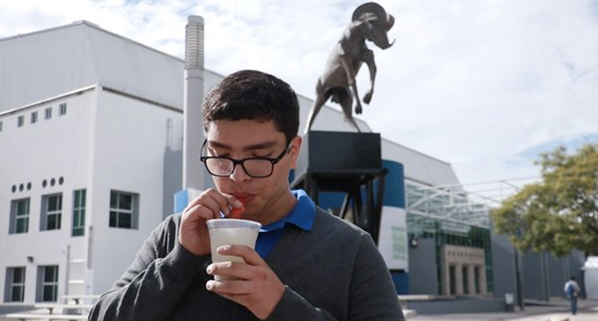 Estudiante mexicano crea popote que puede ser comestible
