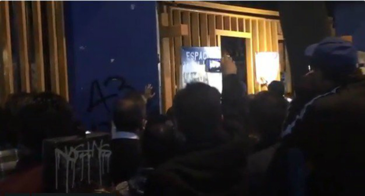 Estudiantes derriban barricadas en el CCH Azcapotzalco