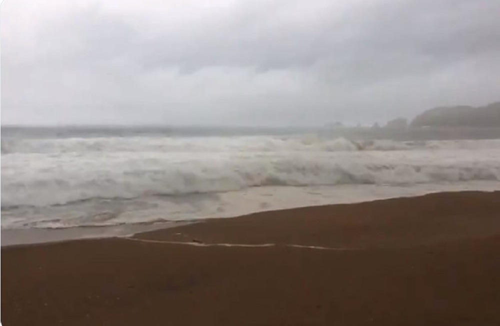 Evacuan la costa de Jalisco por huracán Willa