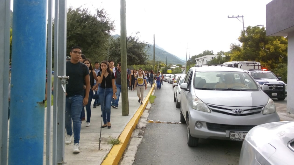 Evacúan facultad de la UANL tras amenaza de bomba