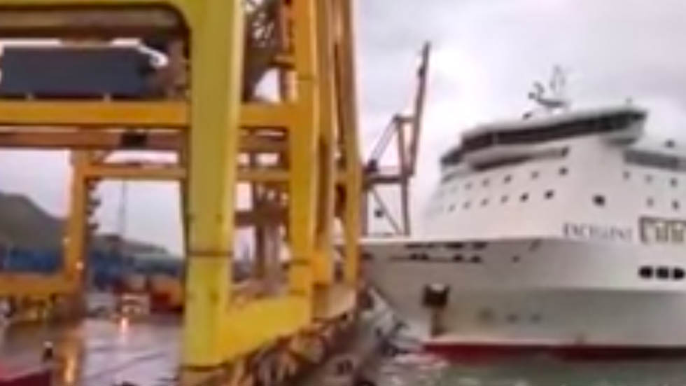 #Video Ferry se estrella contra grúa en puerto y provoca incendio