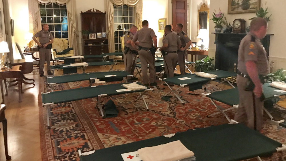 Gobernador de Florida abre mansión a tropas tras daños por Michael