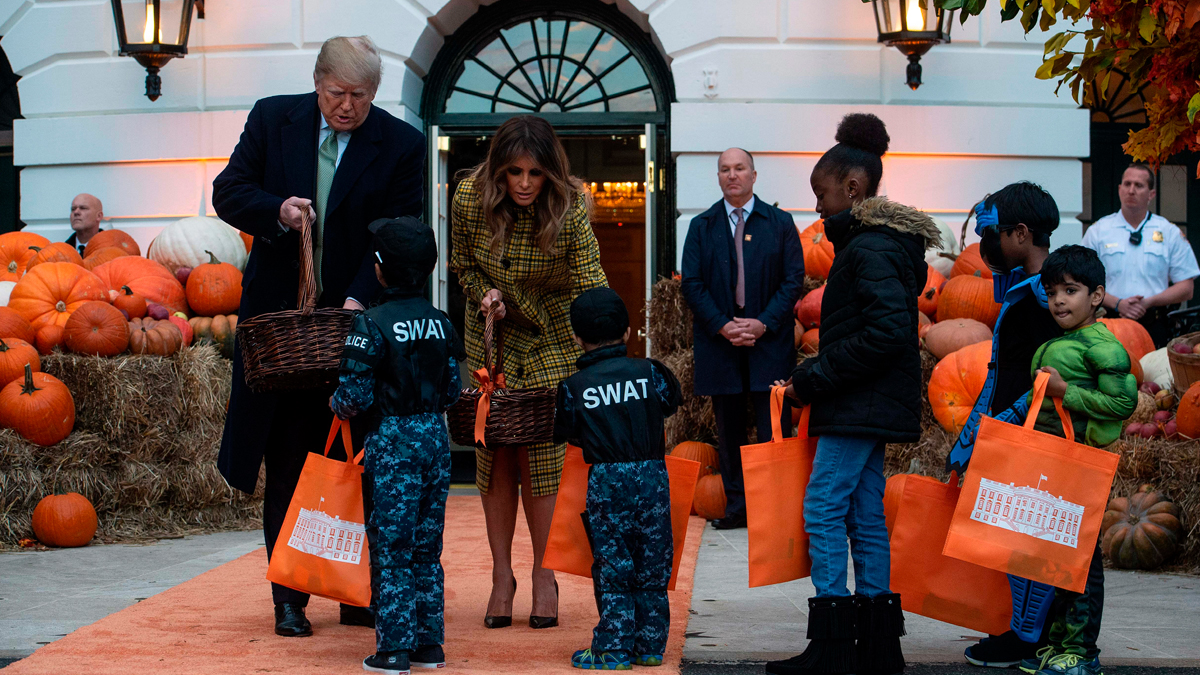Trump y Melania reparten dulces en la Casa Blanca por Halloween Trump y Melania reparten dulces en la Casa Blanca por Halloween