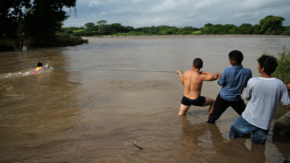 El Salvador permite ingresar a más de mil 200 migrantes hondureños - honduras-caravana-migrante-el-salvador-2