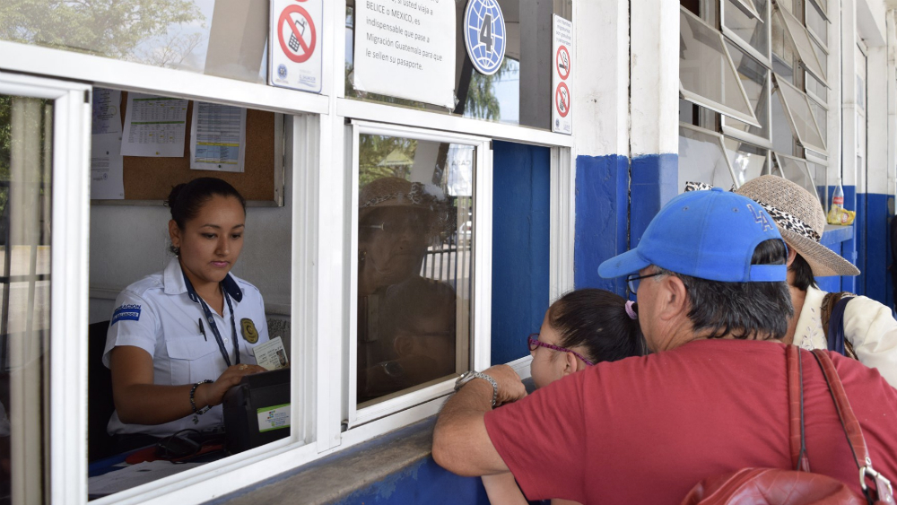 El Salvador permite ingresar a más de mil 200 migrantes hondureños