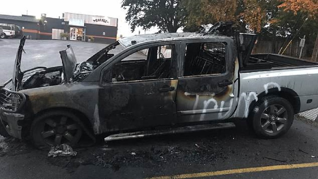 #Video Incendian camioneta por tener calcomanías de apoyo a Trump