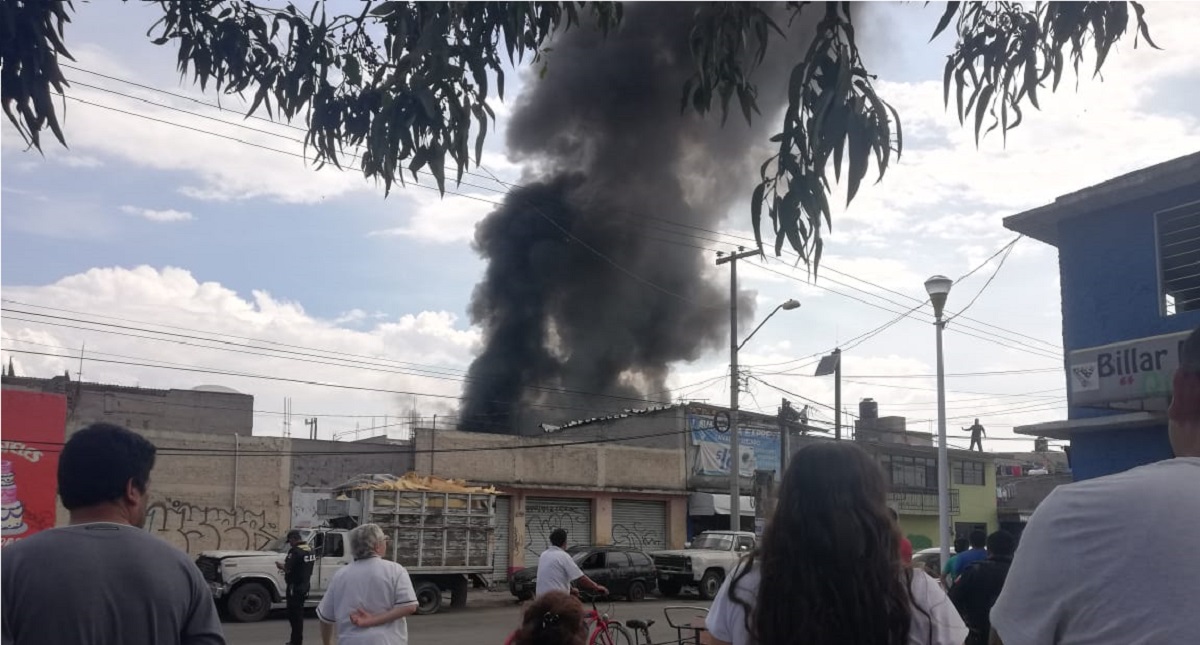 #Video Vecinos combaten fuerte incendio a espaldas del AICM