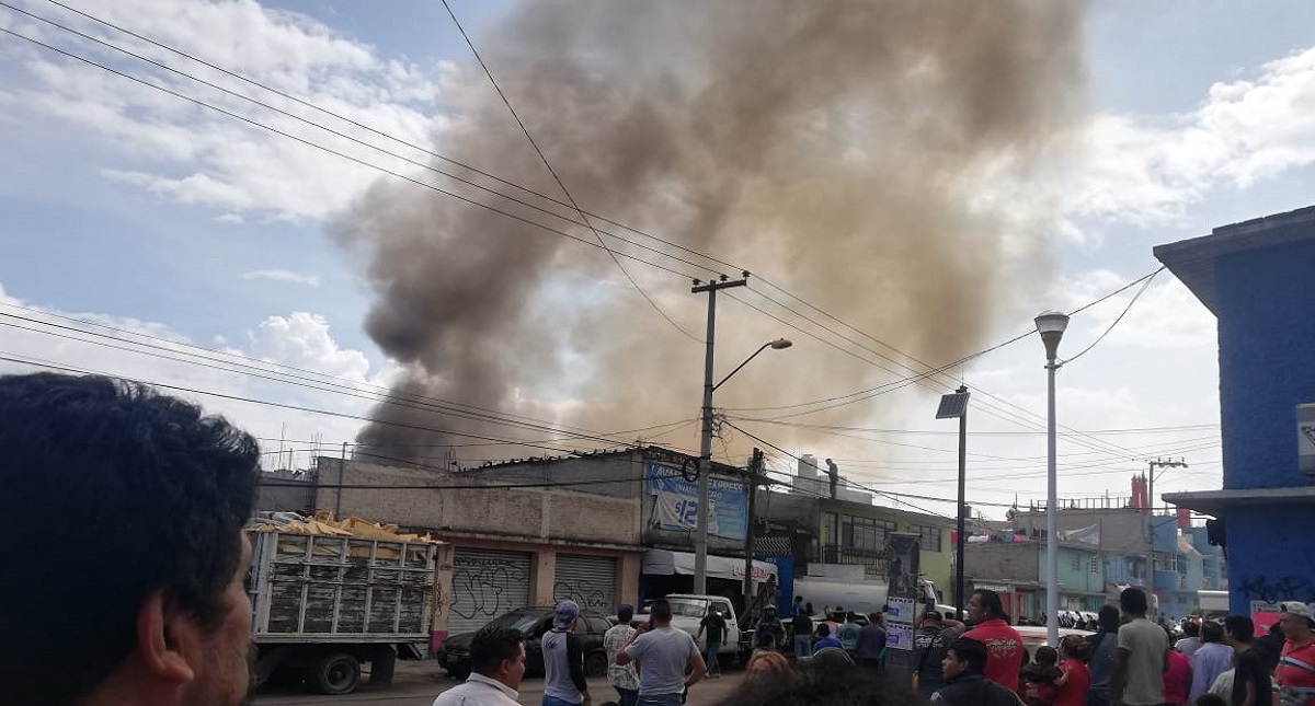 #Video Vecinos combaten fuerte incendio a espaldas del AICM - incendio-cd-lago