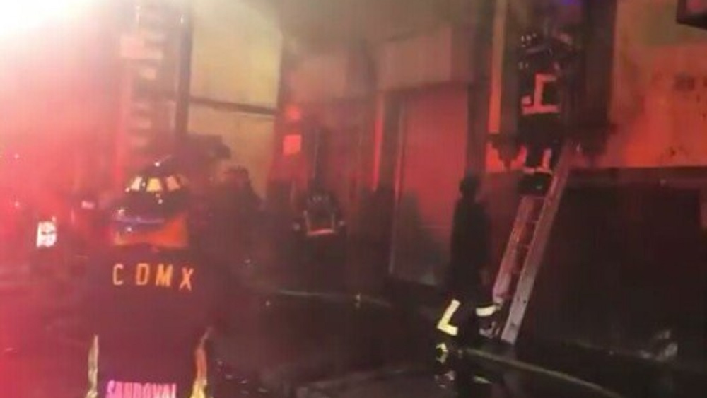 #Video Bomberos sofocan incendio en bodega del Centro Histórico