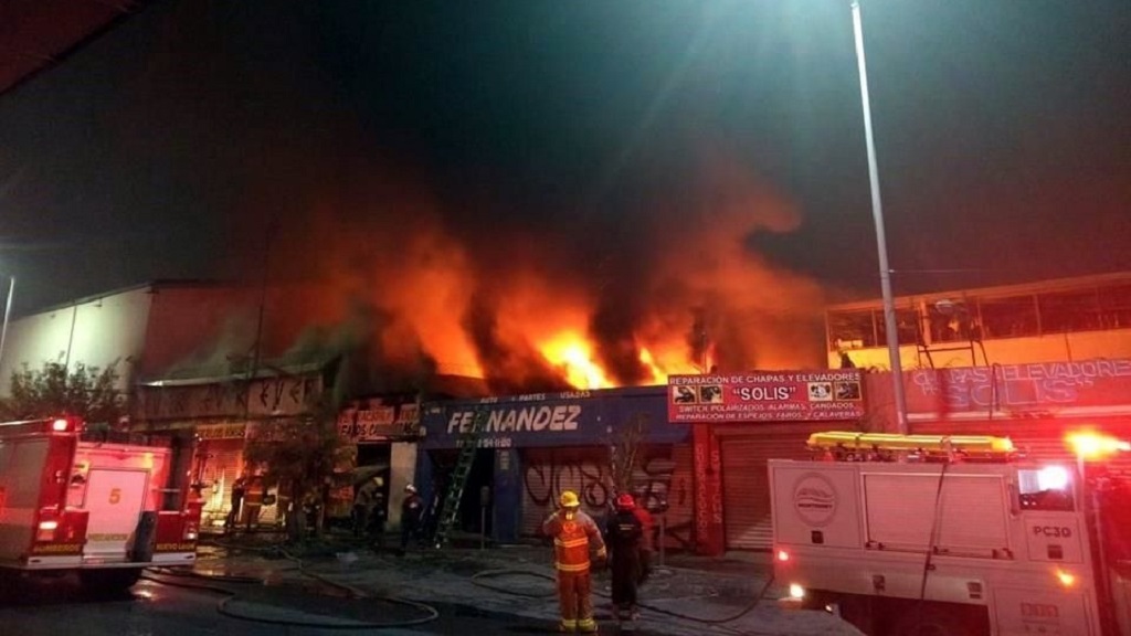 Incendio consume establecimientos de autopartes en Monterrey
