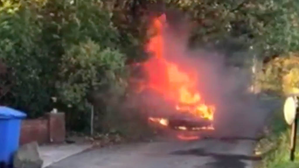 #Video Hombre apuñala a su esposa e incendia su auto en Inglaterra