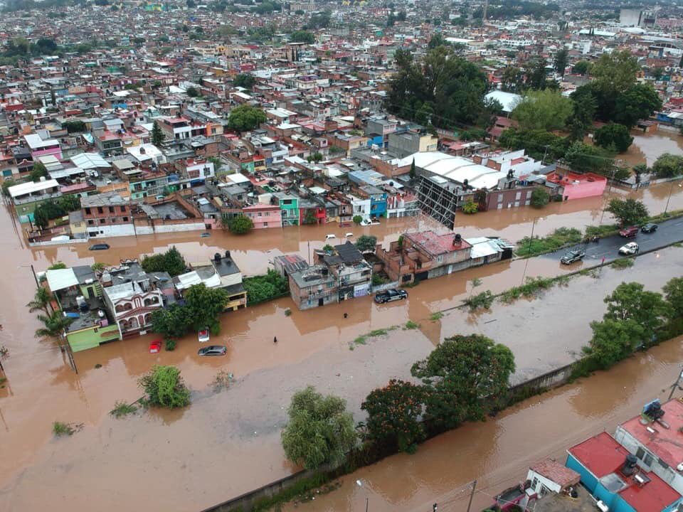 Se inundan varias vialidades en Morelia por lluvias - inundaciones-morelia-lluvia-3
