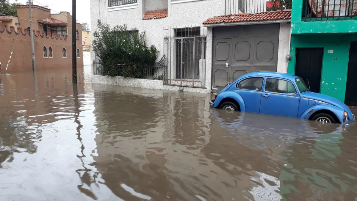 Se inundan varias vialidades en Morelia por lluvias