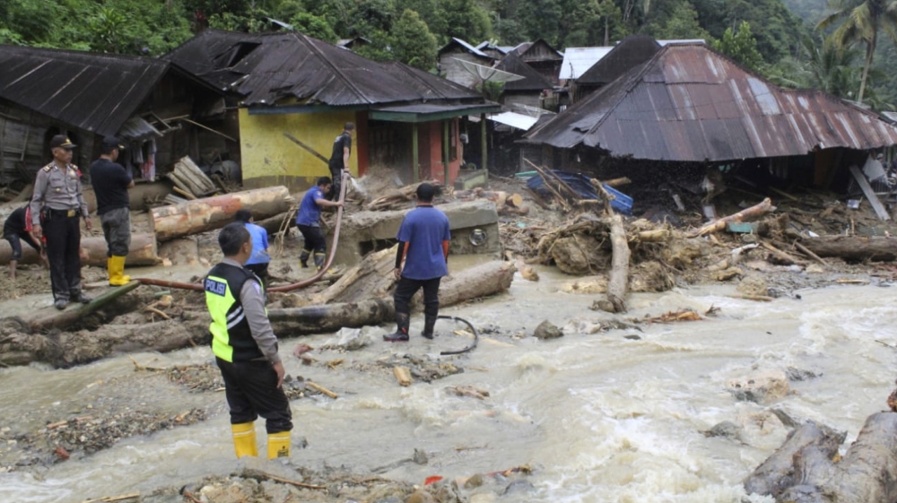 Al menos 11 estudiantes mueren por inundaciones en escuela de Sumatra